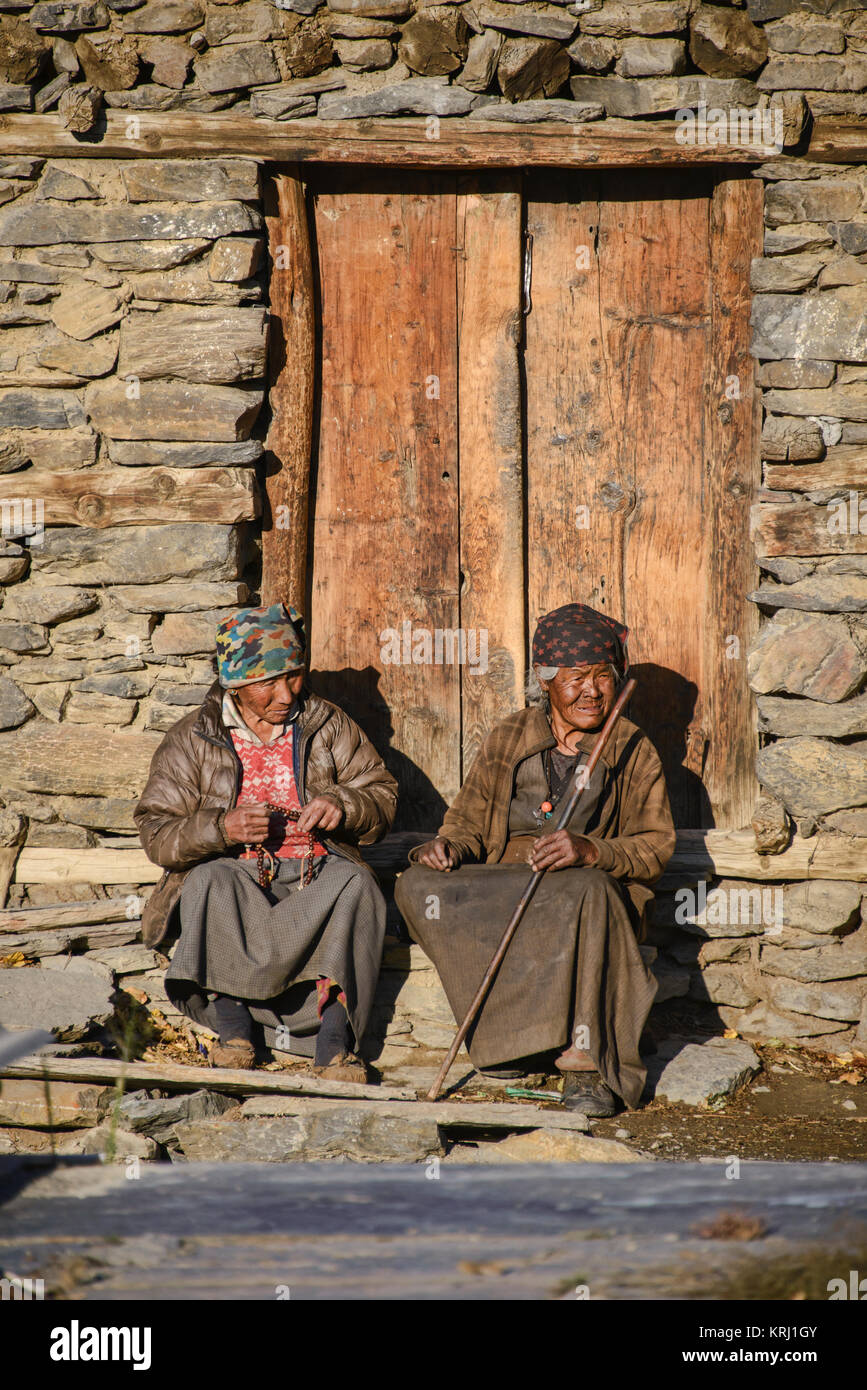 Alte Frauen in der tibetischen Stein Ortschaft Ngawal, Annapurna Circuit, Nepal Stockfoto