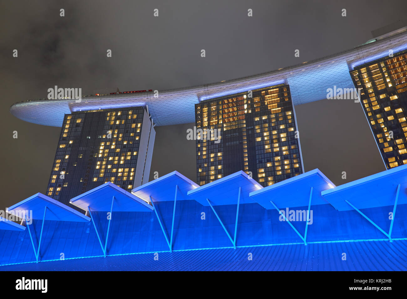 Blau Shopping mall Dach unterhalb der Marina Bay Sands SkyPark bei Nacht - unglaubliche moderne Architektur in Singapur Stockfoto