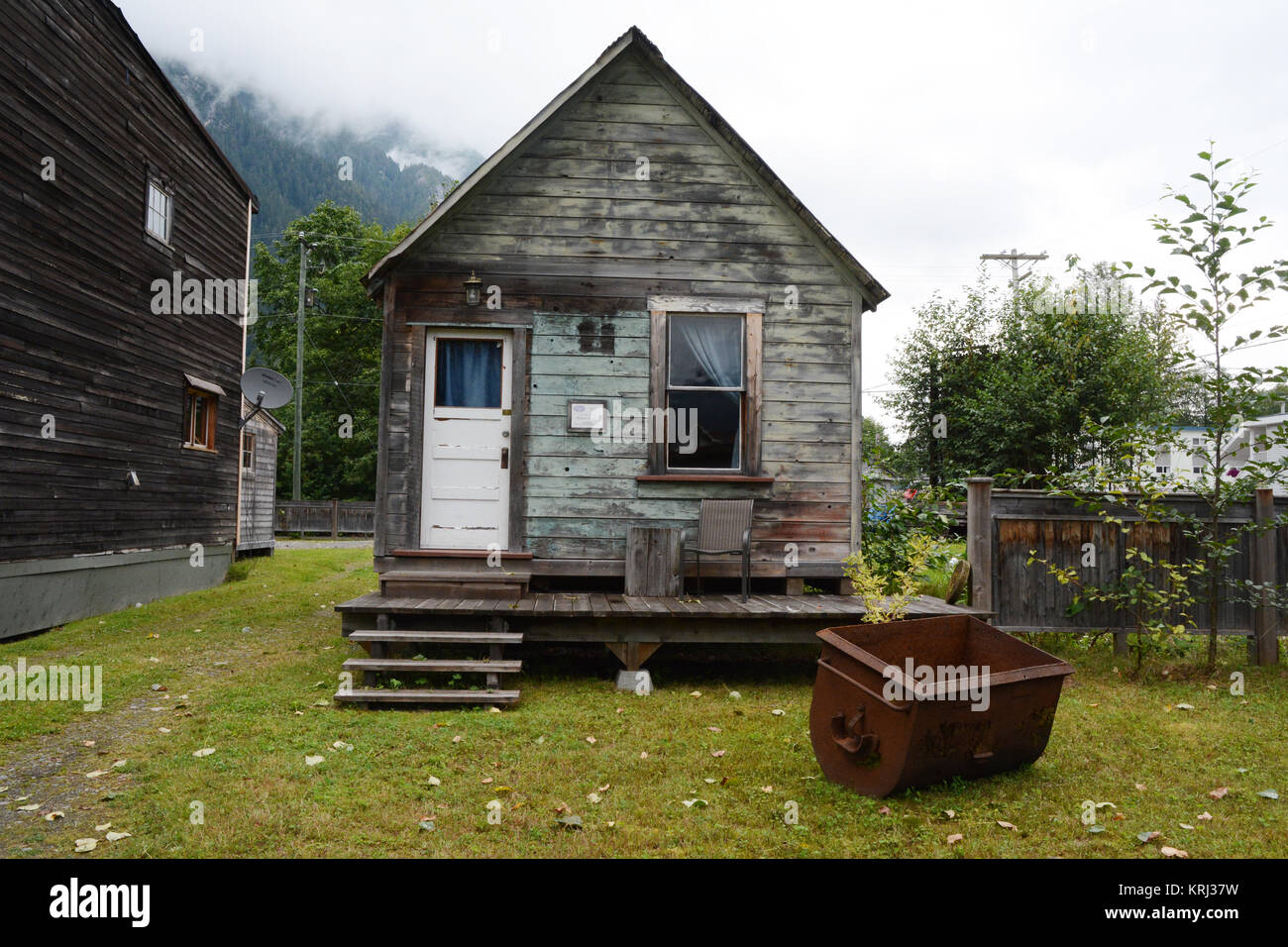 Ein restauriertes der Jahrhundertwende Wildnishütte in der alten Minenstadt Stewart, British Columbia, Kanada. Stockfoto