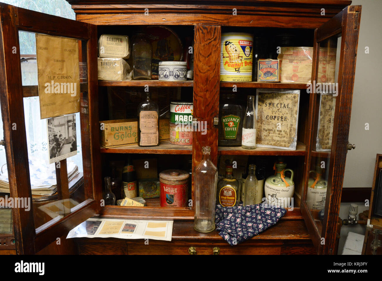 Eine Wende des Jahrhunderts Medizin Kabinett im Stewart Historisches Museum in der alten Minenstadt Stewart, British Columbia, Kanada. Stockfoto