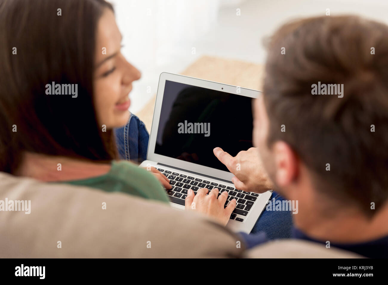 Etwas Aufpassen auf einem Laptop Stockfoto