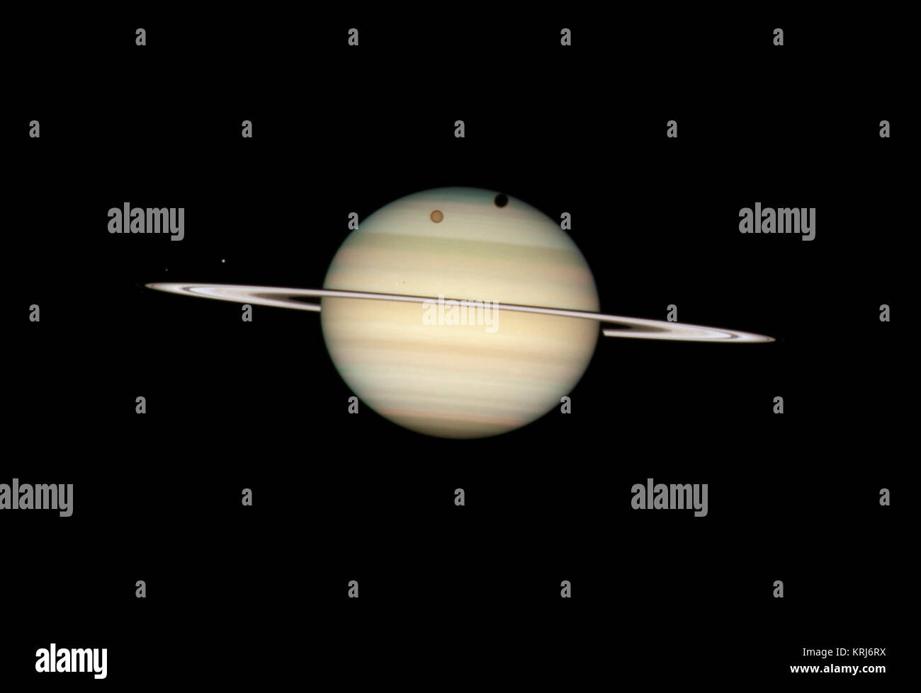 Vierbettzimmer Saturn mond Transit (Durch das Hubble Space Telescope erfasst) Stockfoto
