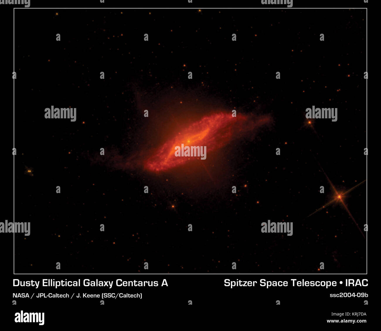Dieses Bild von NASA's Spitzer Space Telescope zeigt mit beispielloser Genauigkeit die Galaxie Centaurus A Die letzte große Mahlzeit: Eine Spiralgalaxie scheinbar in ein Parallelogramm twisted-förmige Struktur von Staub. Eine elliptische Galaxie befindet sich 10 Millionen Lichtjahre von der Erde entfernt, ein Zentaur ist eine der hellsten Quellen von Funkwellen im Himmel. Diese Funkwellen zeigen das Vorhandensein eines supermassiven Schwarzen Loch, die vielleicht 'Einzug' aus der übrig gebliebene galaktische Mahlzeit. Diese spektakuläre Bild kombiniert 5,8 µm und 8,0 µm gewonnenen Daten durch eine IR-Kamera an Bord Spitzer. Diese Wellenlängen emp Stockfoto