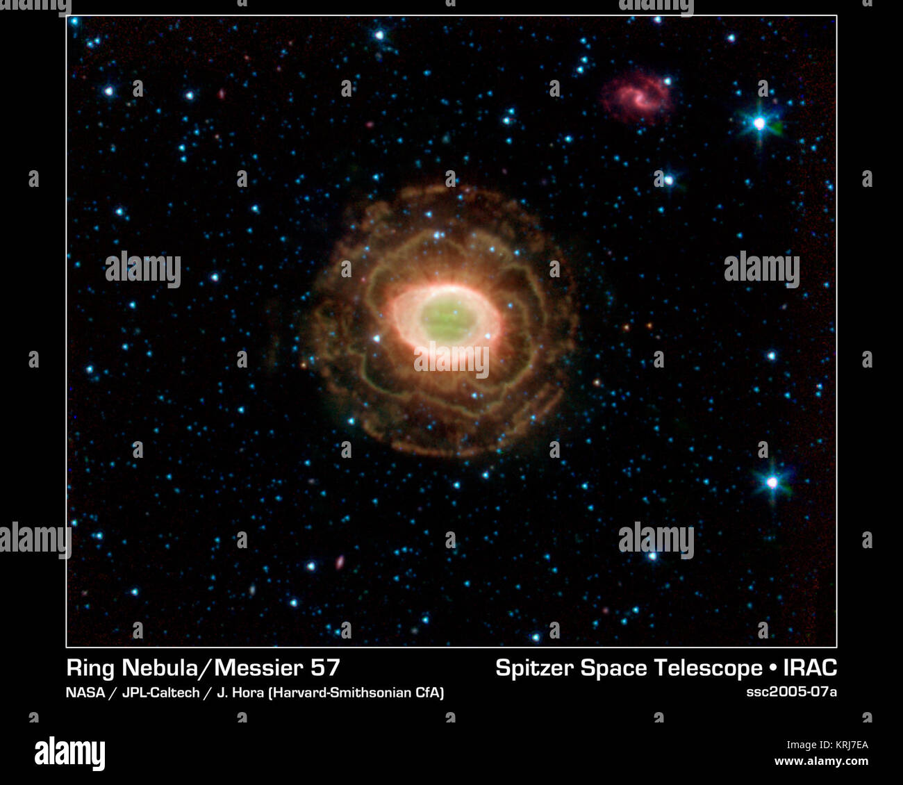Die NASA-Weltraumteleskop Spitzer findet eine zarte Blume im Ringnebel, wie in diesem Bild dargestellt. Die äußere Schale dieser Planetarische Nebel sieht überraschend ähnlich wie die zarten Blütenblätter einer Kamelien blühen. Ein planetarischer Nebel ist ein Shell Material von einem sterbenden Stern ausgeworfen. Rund 2.000 Lichtjahre von der Erde entfernt im Sternbild Lyra, der ringnebel wird auch als Messier 57, NGC 6720 bekannt. Es ist eines der besten Beispiele für eine planetarische Nebel und ein beliebtes Ziel für Amateurastronomen. Der "Ring" ist eine dicke Zylinder aus glühendem Gas- und Staubscheibe um den Stern zum Scheitern verurteilt. Als t Stockfoto