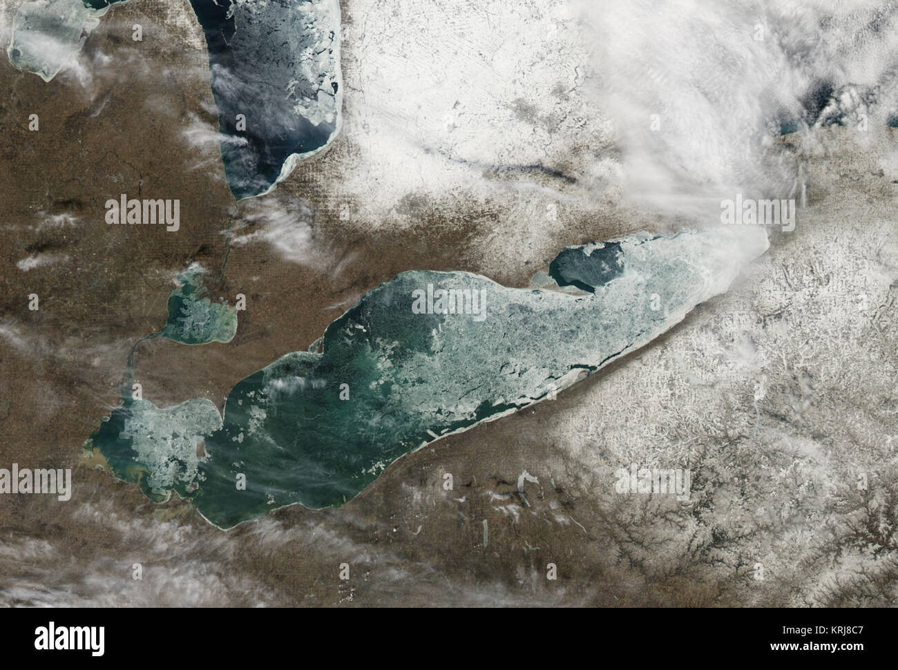 Anfang März 2007, Eis erweiterte und zog sich über die Oberfläche des Lake Erie, entlang der Vereinigten States-Canada Grenze. Die Moderate Resolution Imaging Spectroradiometer (MODIS) modis.gsfc.nasa.gov auf der NASA-aqua.nasa.gov/ Aqua Satelliten erfasst Cloud-free Bilder der wechselnden See am 9. März (oben) und 13. März (unten). Im Bild am 9. März genommen, Eis fast vollständig verdeckt den See, aber Wasser späht durch große Risse über dem Gewässer. Im Bild am 13. März, nur dünne, transparente Layer eisfrei bleiben - in der östlichen Hälfte und in der Nähe der westlichen Spitze. Weniger d Stockfoto