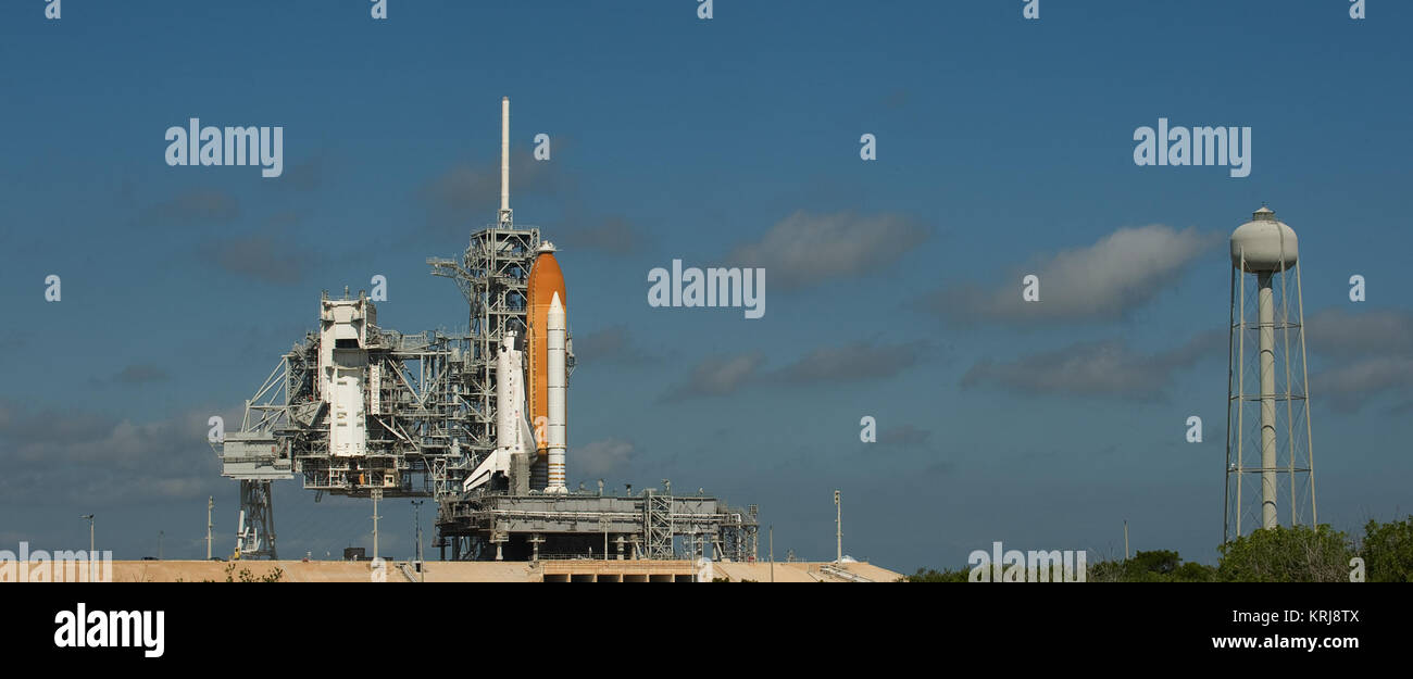 Das Space Shuttle Discovery ist für den Start der STS-128 Mission von Pad 39a am Kennedy Space Center in Cape Canaveral, Fla., Montag, 12.08.24, 2009 balanciert. Die "Discovery" frühen Dienstag Morgen zu starten. Photo Credit: (NASA/Bill Ingalls) Entdeckung für den Start der STS-128 balanciert Stockfoto