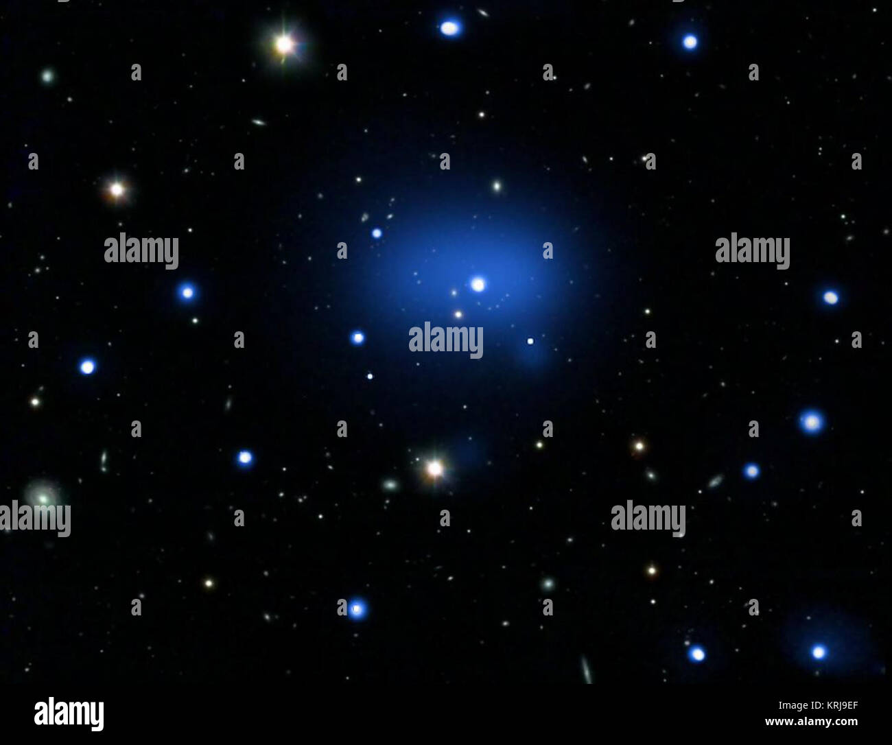 Dies ist ein zusammengesetztes Bild der fernsten Galaxienhaufen nicht erkannt. Dieses Image enthält X-Strahlen, die von der NASA Chandra X-ray Observatory, optische Daten aus dem Very Large Telescope (VLT) und optischen und Infrarot Daten vom Digitized Sky Survey. Diese rekordverdächtige Objekt, als JKCS041 bekannt, wird beobachtet, wie es war, als das Universum nur ein Viertel seiner aktuellen Alter war. Röntgenstrahlen von Chandra sind hier als die diffuse blaue Region angezeigt, während die einzelnen Galaxien im Cluster sind in Weiß in der VLTs optischen Daten, eingebettet in die X-ray Emission. JKCS041 Stockfoto