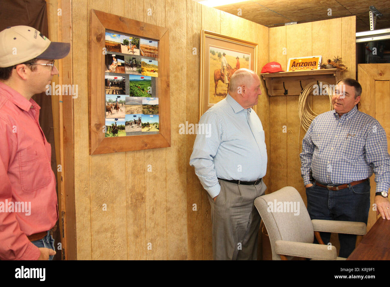 Us-Landwirtschaftsministerium (USDA) Sekretär Sonny Perdue erfüllt mit Arizona Landwirtschaftsministerium Direktor Mark Killian Killian auf der Farm der Familie. Stockfoto