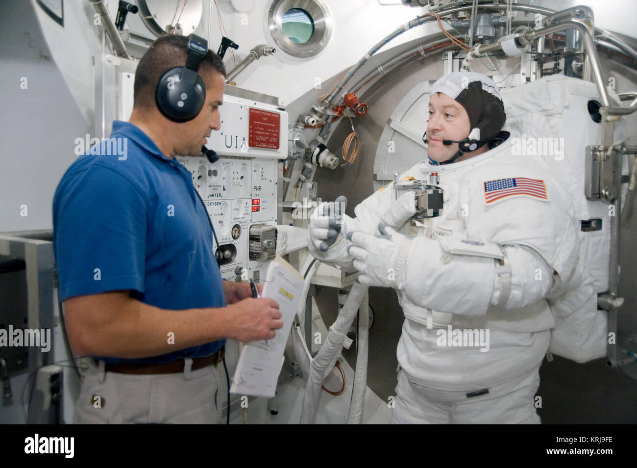 STS-130 astronaut Nick Patrick während Testlauf für SSATA Ausbildung der Besatzung und die WWU-Prüfung für STS-130. Foto Datum: 29. Oktober 2009. Ort: Gebäude 7 - SSATA Kammer. Fotograf: Robert Markowitz. STS-130 Training Nicholas Patrick spacesuit Sitz prüfen Stockfoto