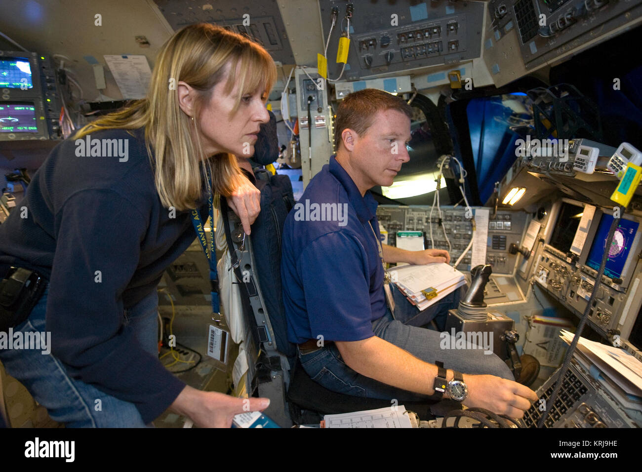Foto DATE: 11-12-09 LOCATION: Gebäude 5, feste Grundlage Simulator betrifft: STS-130 Crew während ihrer Rendezvous sim-Time line Ausbildung in den Fixed Base Simulator in Gebäude 5 (FB RNDZ T/L 91012). Fotograf: James Blair STS-130 Training fixed-base Shuttle Mission Simulator Stockfoto