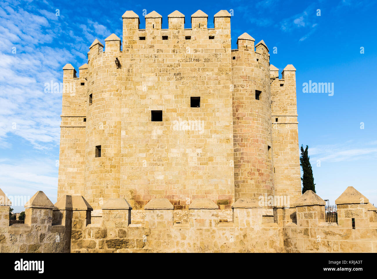 Die Calahorra Turm (Spanisch: Torre de la Calahorra) ist eine befestigte Tor in der Altstadt von Córdoba, Spanien, des islamischen Ursprungs. Stockfoto