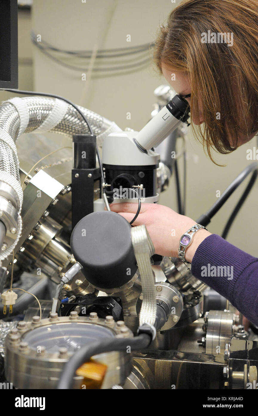 Der Name des Instruments ist X-Ray Spektrometer (Photoelecton acronymed XPS); das Labor ist in der Werkstofftechnik und treffend betitelt der Röntgen-photoelektronen-Spektrometrie Lab. XPS ist eine zerstörungsfreie Analyse Technik, die eine elementare Zusammensetzung der Oberfläche. Es ist in der Lage zu erkennen, jedes Element mit Ausnahme von Wasserstoff und Helium. Im Bild, ich bin der Analyse ein Stück der Film, der die Geschichte Detektive geglaubt wurde von der Echo-II-Projekt. Ich war auf der Suche nach die Anwesenheit von Chrom, die ihnen helfen würden bestätigen, dass die Außenseite der Film hatte Stockfoto