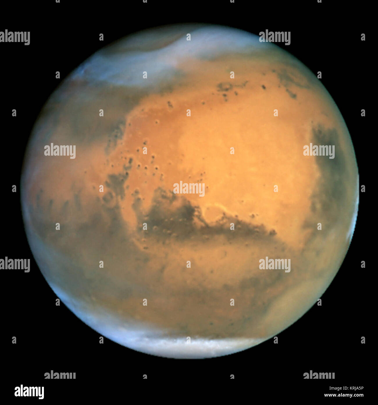 Frosty white water Eiswolken und wirbelnden orange Staubstürme über eine lebendige rostigen Landschaft offenbaren Mars als ein dynamischer Planet in diesem schärfsten Blick jemals von einer Masse erlangt Teleskop. Die Erde umkreisen von Hubble Teleskop dieses Bild am 26. Juni, wenn Mars war rund 43 Millionen Meilen (68 Mio. km) von der Erde - seine nächste Annäherung zu unserem Planeten riss seit 1988. Hubble können Details so klein wie 10 Meilen (16 km) über. Besonders auffällig ist die große Menge an saisonalen Staubsturm Aktivität in diesem Bild gesehen. Ein großer Sturm System ist überaus hoch über der nördlichen Polkappe Stockfoto