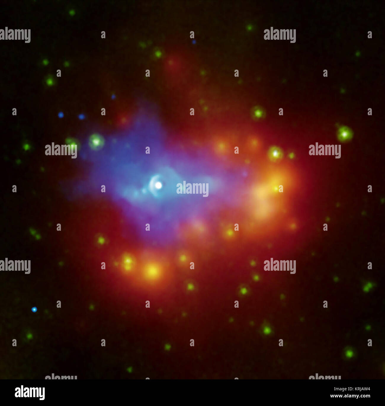 Eine zusammengesetzte Bild von der NASA Chandra (blau) und Spitzer (grün und rot-gelb) Weltraumteleskopen zeigt die staubigen Überreste einer Kollabierten Stern, ein Supernova-überrest genannten G 54,1 +0,3. Die weiße Quelle in der Mitte ist ein toter Stern ein Pulsar genannt, und erzeugt ein Wind der hochenergetischen Teilchen von Chandra in Blau gesehen. Der Wind baut in die Umgebung. Die IR-Shell mit, dass der Pulsar wind umgibt, in rot gesehen, besteht aus Gas und Staub, die aus Ablagerungen Condensed aus der Supernova Explosion. Ein Cluster in der Nähe von Sternen verschlungen durch den Staub. Die Art und die Menge von du Stockfoto