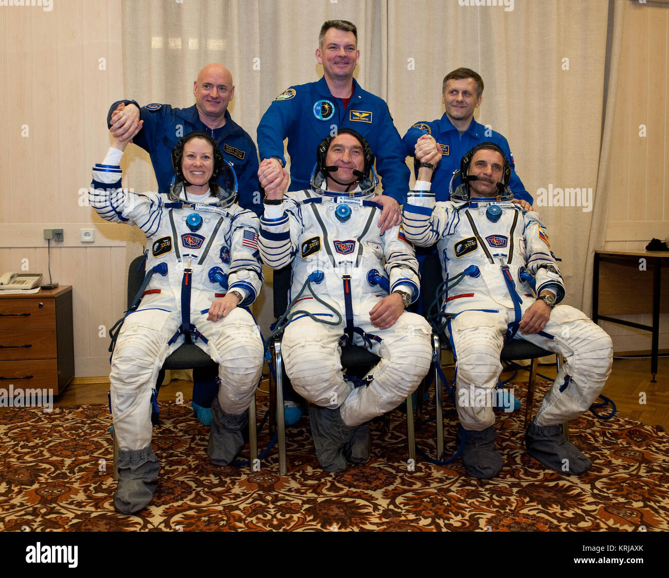 Expedition 23 Flight Engineer Tracy Caldwell Dyson, vorne links, Expedition 23 Sojus Kommandant Alexander Skvortsov, Mitte und Expedition 23 Flugingenieur Mikhail Kornienko pose mit Backup Crewmitglieder NASA-Flugingenieur Scott Kelly von den USA, hinten links, Bordingenieur Alexander Samokutyayev Russlands, zurück, und Flugingenieur Andrei Borisenko von Russland, vor der Besatzungen" Start an Bord einer Sojus zur Internationalen Raumstation am Freitag, 2. April 2010, in Baikonur, Kasachstan. Photo Credit: (NASA/Carla Cioffi) Sojus TMA-18 Crew mit Backup Crew Stockfoto