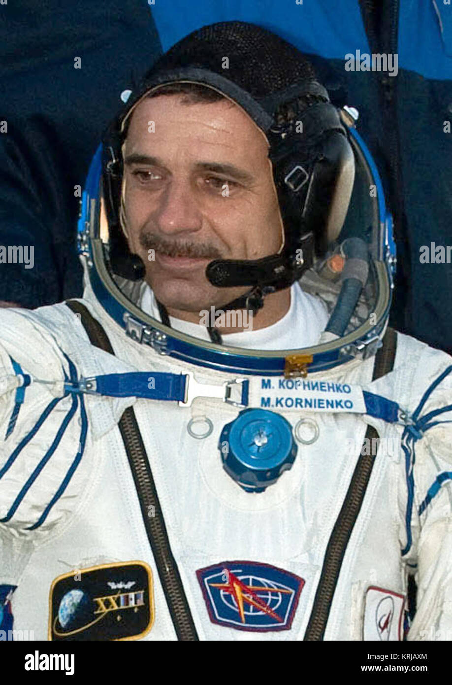 Expedition 23 Flugingenieur Mikhail Kornienko Russlands, top, NASA-Flugingenieur Tracy Caldwell Dyson der USA und Soyuz Kommandant Alexander Skvortsov Russlands, unten, Wave Abschied von der Unterseite der Sojus Rakete von Baikonur Kosmodrom in Baikonur, Kasachstan, Freitag, 2. April 2010. Kornienko, Caldwell Dyson und Skvortsov in ihrer Sojus TMA-18 Rakete vom Weltraumbahnhof Baikonur in Kasachstan gestartet am Freitag, 2. April 2010 um 10:04 Uhr Photo Credit: (NASA/Carla Cioffi) Kosmonaut Mikhail Kornienko Stockfoto