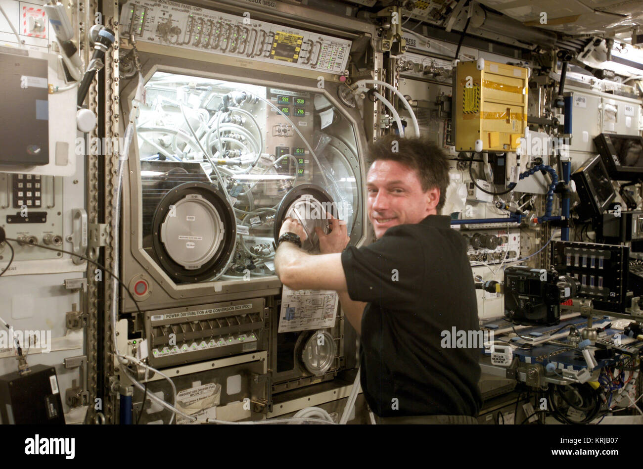 ISS-08 Michael Foale führt eine Prüfung der Microgravity Science Glovebox Stockfoto