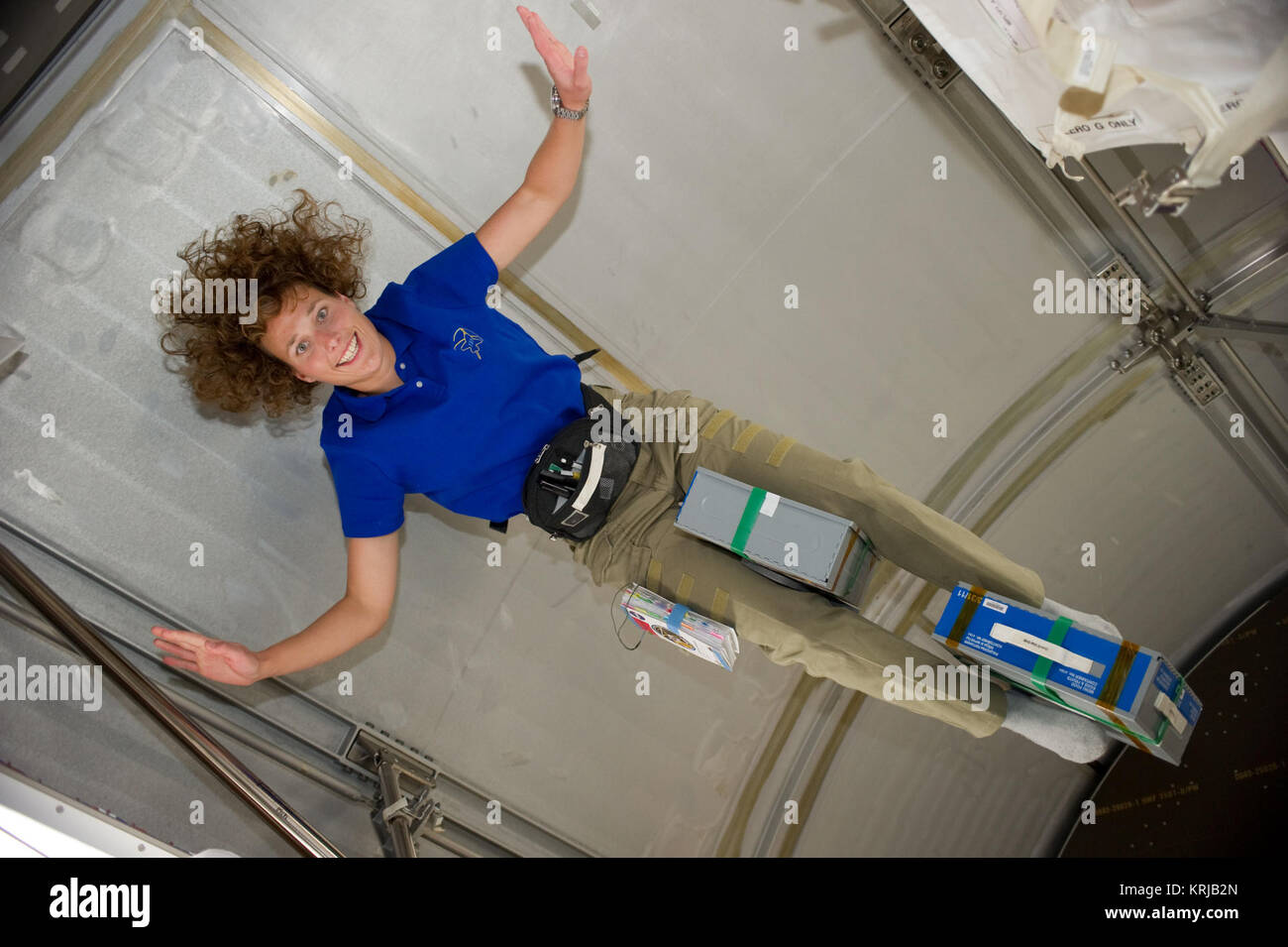STS131 Dorothy MetcalfLindenburger im Leonardo MPLM Stockfotografie