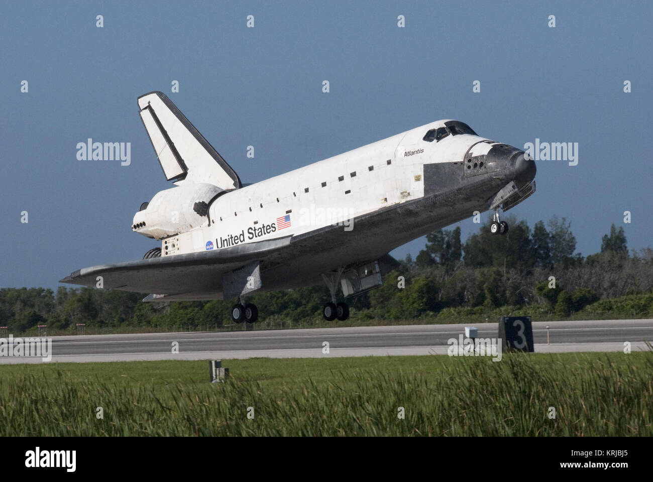 CAPE Canaveral, Florida-Space Shuttle Atlantis nähert sich Touchdown auf Piste 33 am Shuttle Landing Facility des NASA Kennedy Space Center in Florida. Landung war um 8:48 Uhr EDT, Abschluss der 12-tägigen Mission STS-132 zur Internationalen Raumstation. Main gear Touchdown war bei 8:48:11 Uhr EDT, durch Bugfahrwerk Touchdown bei 8:48:21 Uhr und wheelstop bei 8:49:18 Uhr An Bord sind Kommandant Ken Ham, Pilot Tony Antonelli, Mission Spezialisten Garrett Reisman, Michael Good, Steve Bowen und Piers Sellers gefolgt. Die sechs - die STS-132 Crew der Russischen durchgeführt - Mini Research Module-1 in die Int gebaut Stockfoto