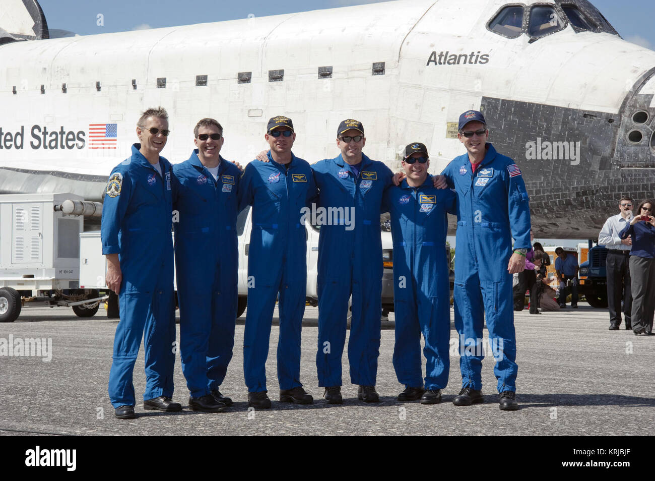 CAPE Canaveral, Florida-am Shuttle Landing Facility des NASA Kennedy Space Center in Florida, die STS-132 Crew Mitglieder des Space Shuttle Atlantis Pause für eine post-landung Fotomotiv. Von links sind Spezialisten Piers Sellers und Steve Bowen; Pilot Tony Antonelli; Commander Ken Ham, und Mission Spezialisten Garrett Reisman und Michael gut. Die sechs - die STS-132 Crew der Russischen durchgeführt - Mini Research Module-1 zur Raumstation gebaut. STS-132 ist der 34 Shuttle Mission auf der Station, die insgesamt 132. Shuttle-Mission und der letzten geplanten Flug für Atlantis. Weitere Informationen Stockfoto