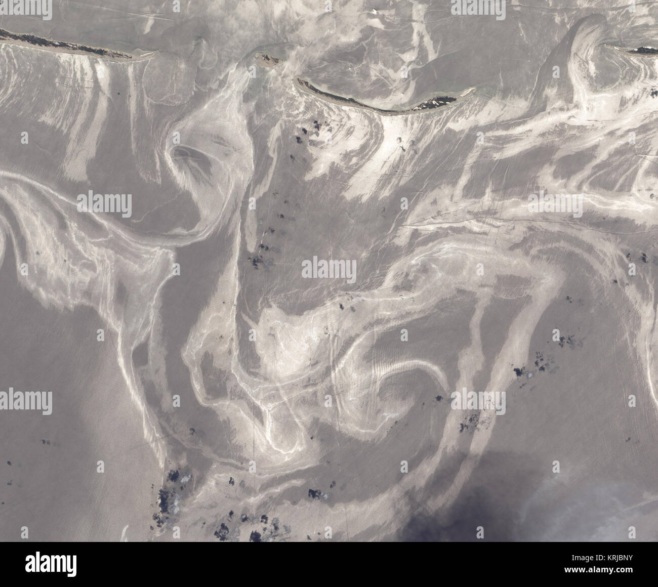 NASA-Bild erfasst 26. Juni 2010 Juni 27, 2010, den ganzen Golf - Strand von mehreren vorgelagerten Inseln im Osten von Mississippi (Offshore von Pascagoula) eine Benennung von mindestens" erhalten hatte, leicht geölte" durch die ressortübergreifende Shoreline Cleanup Assessment-team reagiert auf die Katastrophe im Golf von Mexiko. Ein paar kleine Ausdehnungen des Petit Bois Island war gekennzeichnet sind schwer oder leicht geölt. Dieser hochauflösende Bild zeigt Petit Bois Island (oben rechts) und den östlichen Ende von Horn Island (oben links) am 26. Juni. Im Allgemeinen, öl-wasser sind silbern und sauberer ... Stockfoto