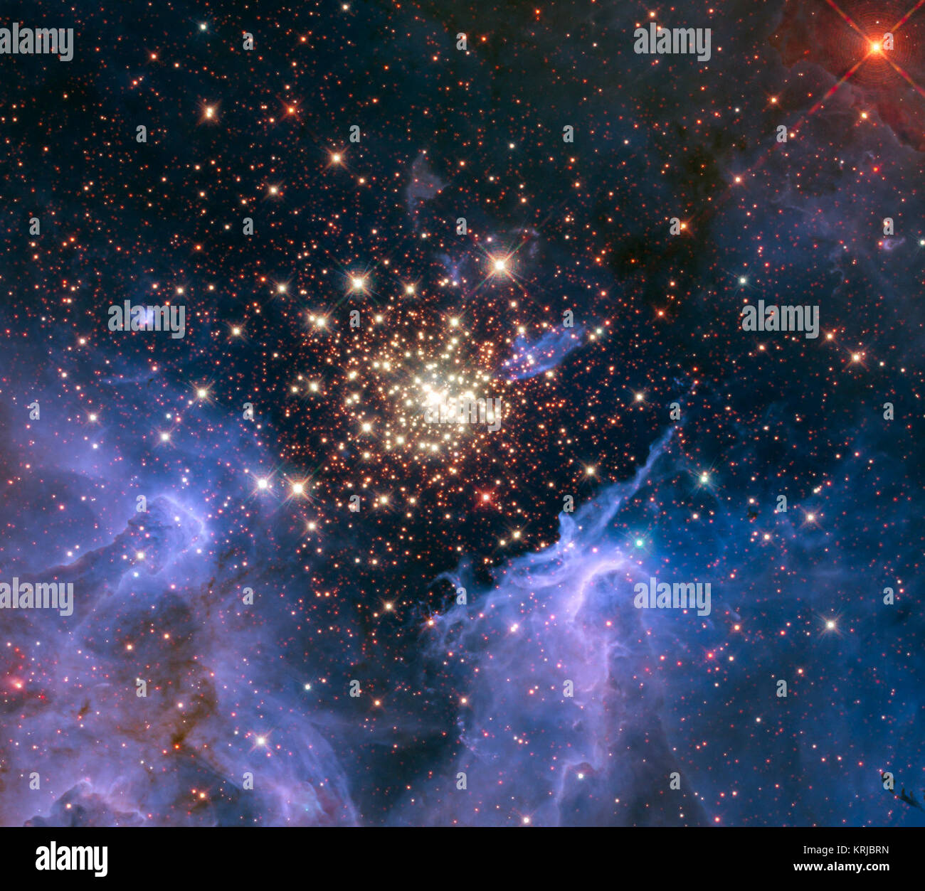 NASA IMAGE release Juni 6, 2010 Wie ein Feuerwerk am 4. Juli eine junge, glitzernde Sammlung von Sternen sieht aus wie eine Antenne burstanzeige. Der Cluster wird von Wolken aus interstellarem Gas und Staub - der Rohstoff für neue Sternentstehung umgeben. Der Nebel, der 20.000 Lichtjahre entfernt im Sternbild Carina, enthält ein zentrales Cluster von riesigen, heiße Sterne, genannt NGC3603. Diese Umgebung ist nicht so friedlich wie es aussieht. Uv-Strahlung und heftige stellare Winde haben eine enorme Hohlraum im Gas und Staub Kuvertierung der Cluster geblasen, die einen ungehinderten Blick auf die Cluster. Stockfoto