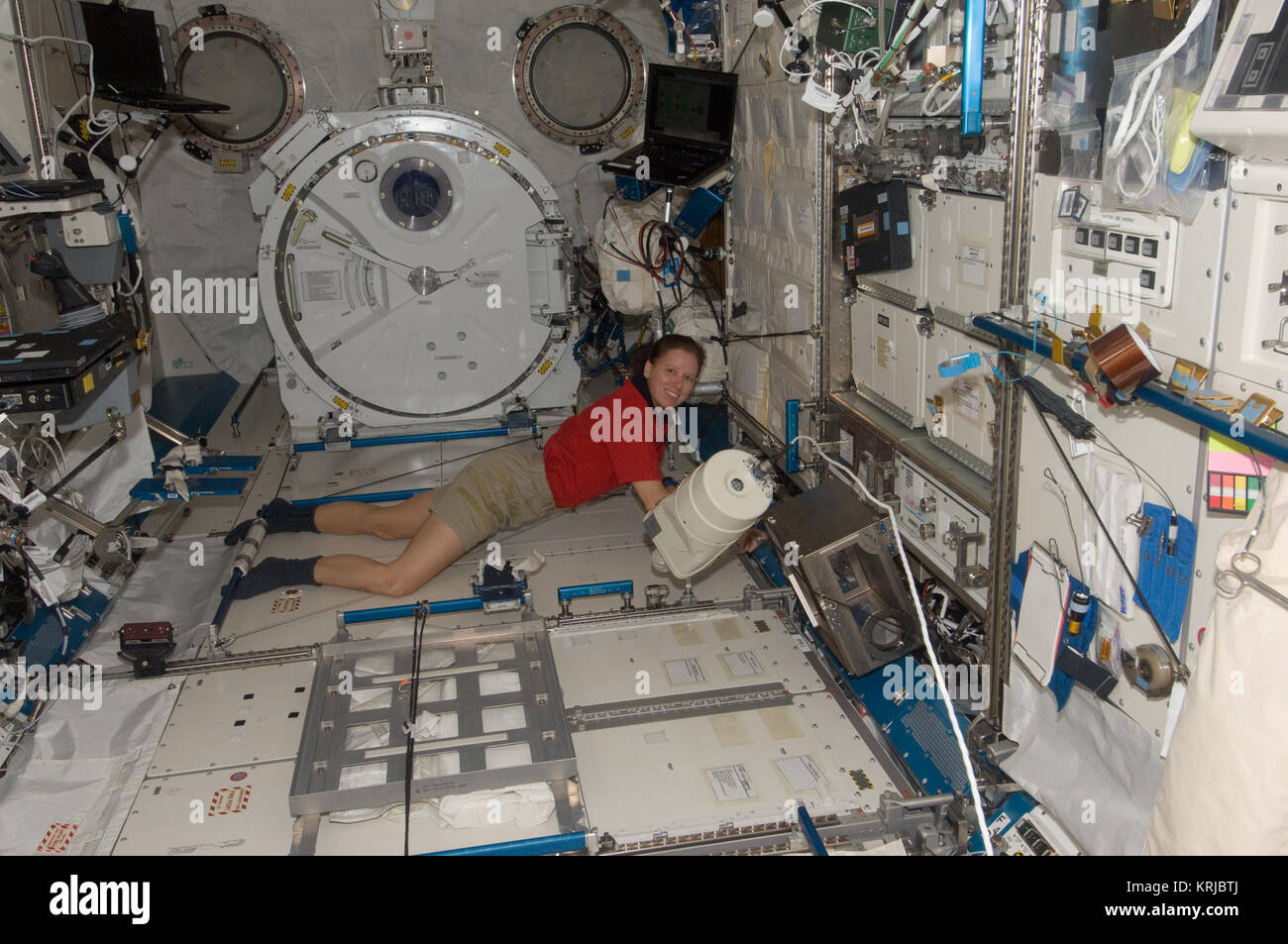 ISS-24 Shannon Walker während der allgemeinen Ordnung und Sauberkeit Stockfoto