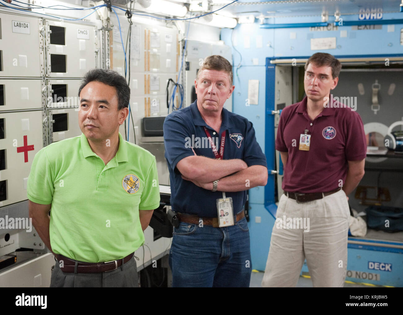Foto DATE: 07-13-10 LOCATION: Gebäude 9 NW, uns Lab Mockup betrifft: Expedition 28 crew membersMike Fossum, Satoshi Furukawa, Sergej Wolkow während ACLS MEG I Training. Fotograf: James Blair Sojus TMA-02 M Besatzung während eines Trainings im Johnson Space Center Stockfoto