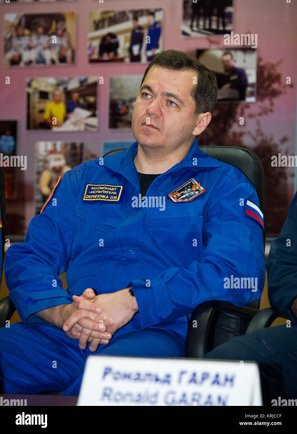 Expedition 25 Kosmonaut und Bordingenieur Oleg Skripochka ist während einer Pressekonferenz auf der Kosmonaut Hotel in Baikonur, Kasachstan am Mittwoch, 6. Oktober 2010 statt. Photo Credit: (NASA/Carla Cioffi) Oleg Skripochka 2010-10-06 Stockfoto