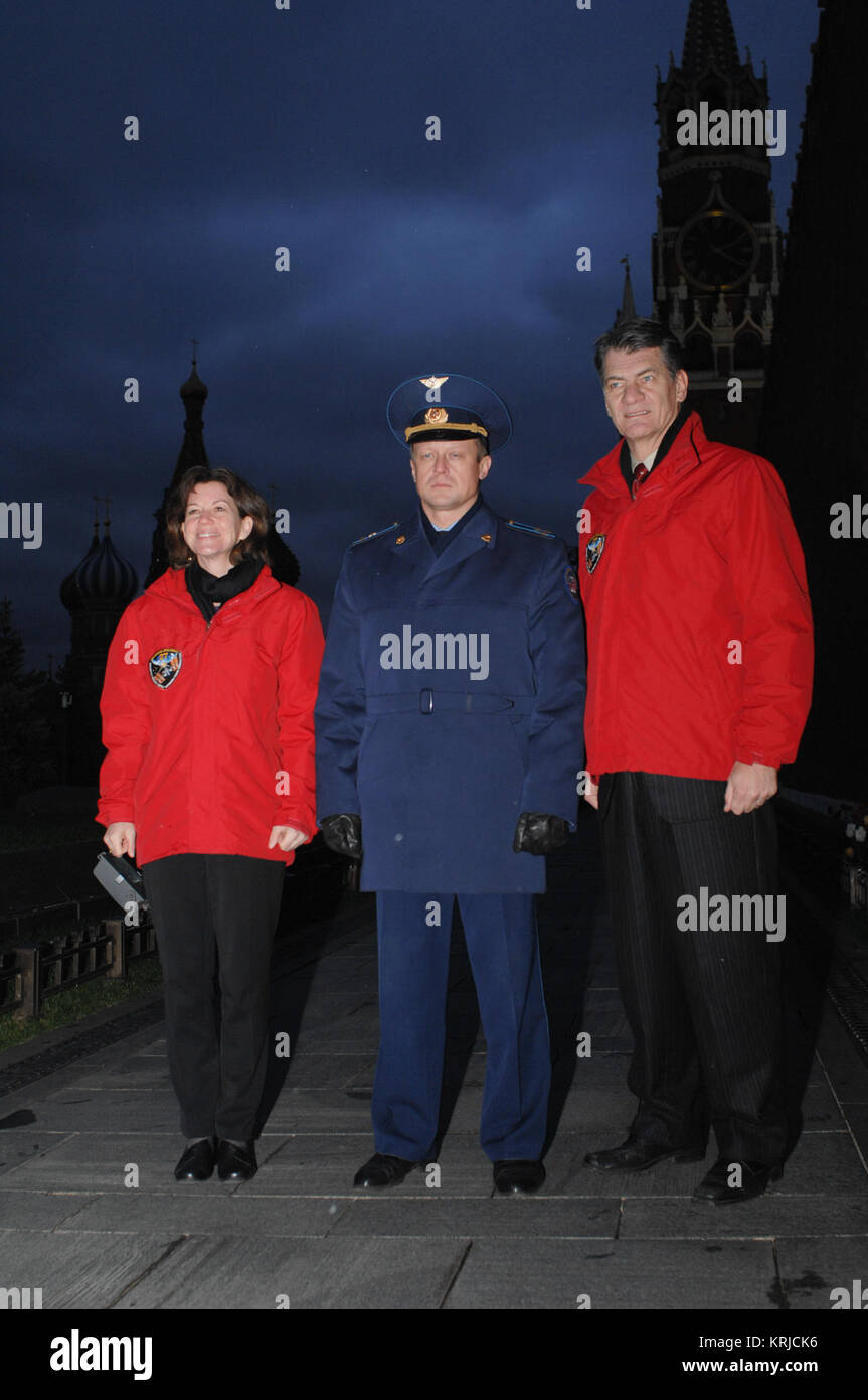 An der Kremlmauer in Moskau November 26, 2010, Expedition 26 Bordingenieur Cady Coleman von der NASA (links), Sojus Commander Dmitry Kondratyev (Mitte) und Flugingenieur Paolo Nespoli der Europäischen Weltraumorganisation (rechts) für Fotografen an der Kremlmauer nach Blumen zu Ehren der Gefallenen russischen Ikonen als Teil der Zeremonien, die zu ihrer Einführung Dez. 16 (Kasachstan) in ihrem Raumschiff Sojus TMA-20 zur Internationalen Raumstation dar. Bild: NASA/Mark Polansky Sojus TMA-20 Mannschaft an der Kremlmauer Stockfoto