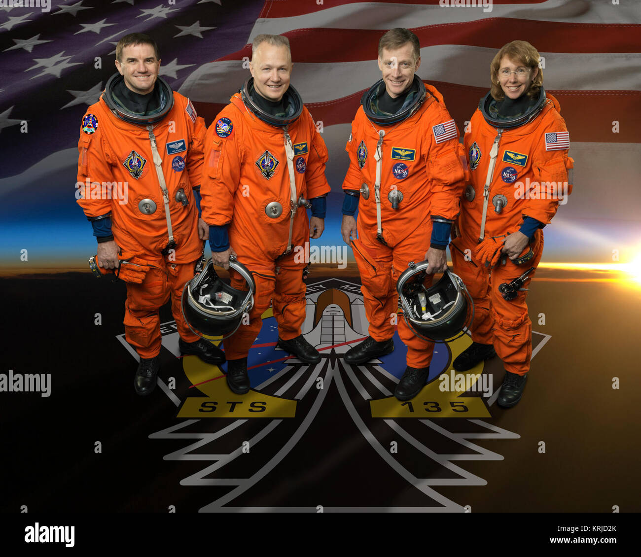 Offizielle crew Portrait von STS-135. Foto Datum: Februar 11, 2011. Ort: Gebäude 8, Zimmer 183 - Photo Studio. Fotograf: Robert Markowitz. Offizielle STS-135 Crew Foto Stockfoto