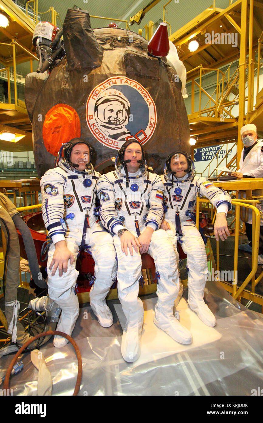 Auf dem Kosmodrom Baikonur in Kasachstan, Expedition 27 Bordingenieur Ron Garan der NASA (links), Sojus Kommandant Alexander Samokutyaev (Mitte) und Flugingenieur Andrey Borisenko posieren für Fotos außerhalb ihrer Sojus TMA-21 Satelliten während einer Überprüfung seiner Systeme März 22., 2011. Die Sojus, die betitelte "Gagarin" und trägt das Bildnis der Kosmonaut Juri Gagarin, der erste Mensch im Weltall, ist für den Start am 5. April geplant (4. April US-Zeit), nur eine Woche, die von der 50. Jahrestag der historischen Gagarins Reise in den Weltraum von der gleichen Launch Pad, dass die Expedition 27 cre wurde Stockfoto
