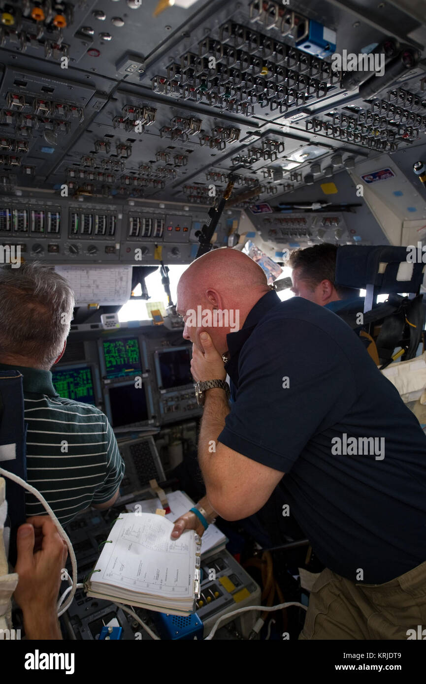 STS-134 Mark Kelly, Greg H. Johnson und Roberto Vittori auf dem Flugdeck beim Andocken Stockfoto