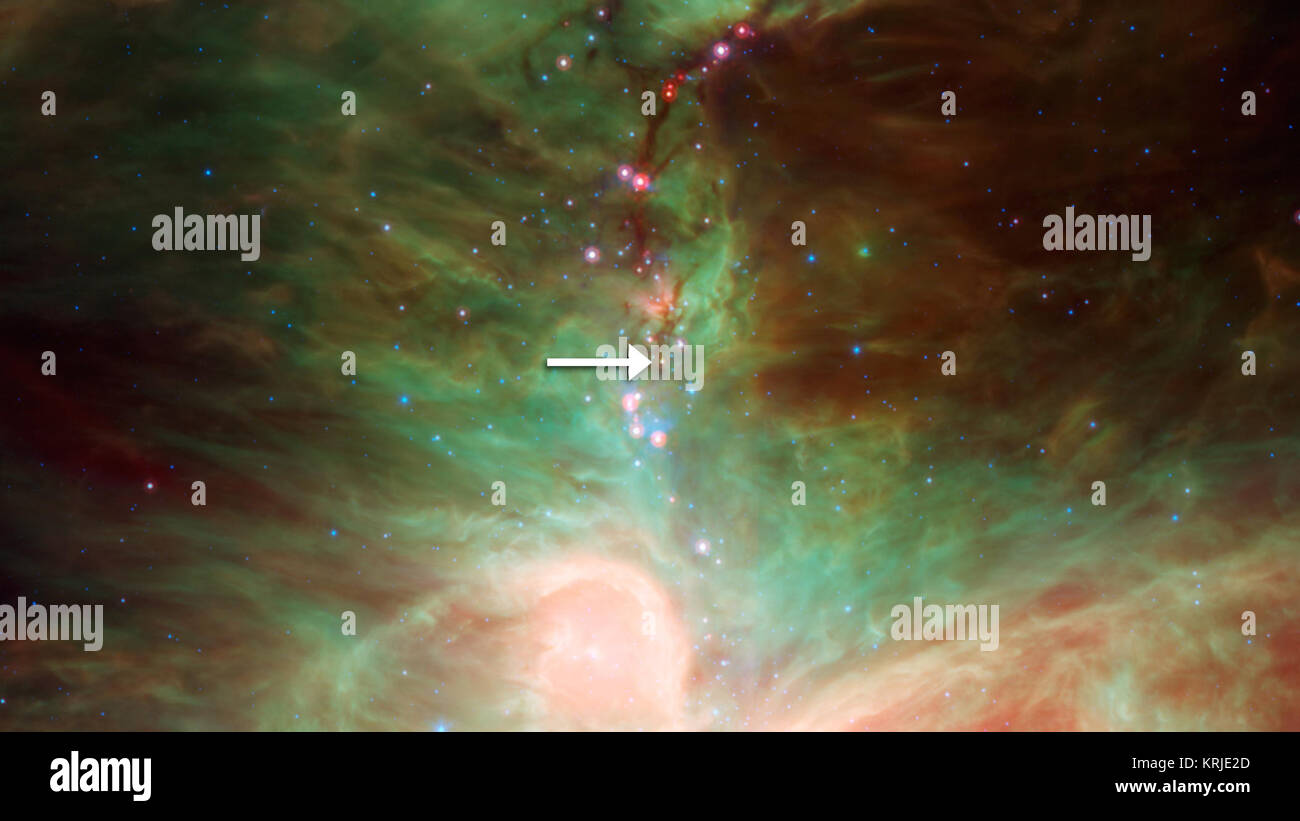 NASA's Spitzer Space Telescope entdeckt Kleine grüne Kristalle, namens Olivin, Gedanken zu regnen auf die Entwicklung von Sternen. Ein Pfeil zeigt auf die EMBRYONALE Sterne, genannt HOPFEN-68. Es ist in der Dunkelheit fadenförmigen Wolke aus kaltem Gas und Staub entfernt, über 5 Lichtjahre lang, nördlich von den Orionnebel, die hier als die hellen Region am unteren Rand des Bildes zu sehen ist. Protostern HOPFEN-68 in Orion (SSC 2011-06 c1) Stockfoto