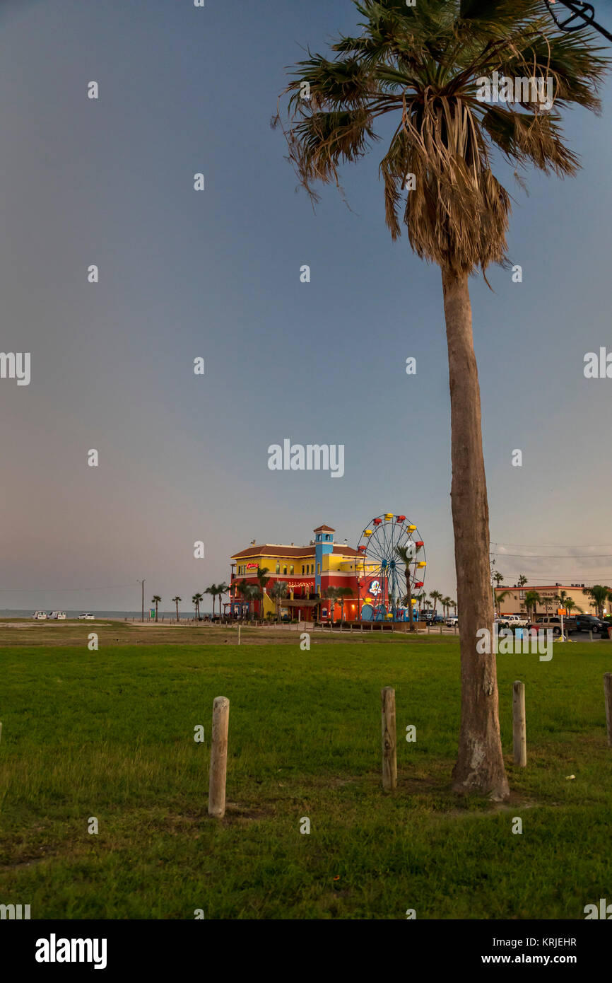Corpus Christi, Texas - North Beach. Die Fajitaville am Strand, Restaurant und ein Riesenrad. Stockfoto