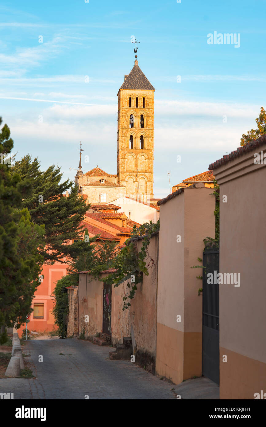 Segovia, Spanien Seitenstraße führt zu einem Blick auf den Glockenturm der Kirche San Esteban de Stockfoto