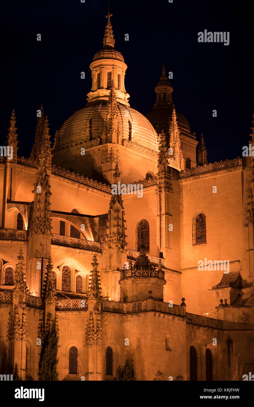 Nachtansicht der Catedral de Segovia Mittelteil mit Turmspitzen und Kuppel Stockfoto