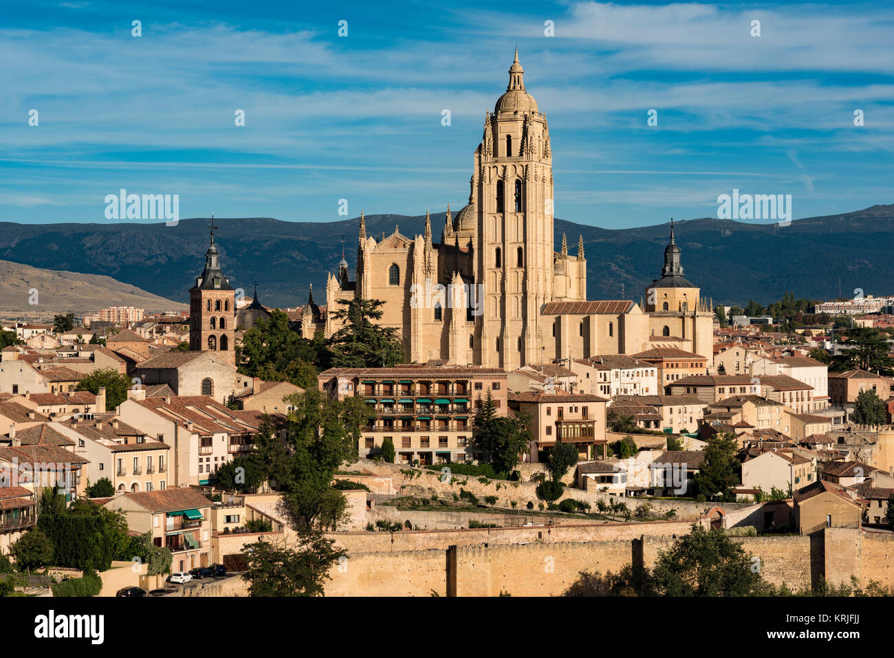 Alte Stadtmauer von Segovia Durch die Katholische Kathedrale dominiert, betrachtet aus der Alcazar Stockfoto