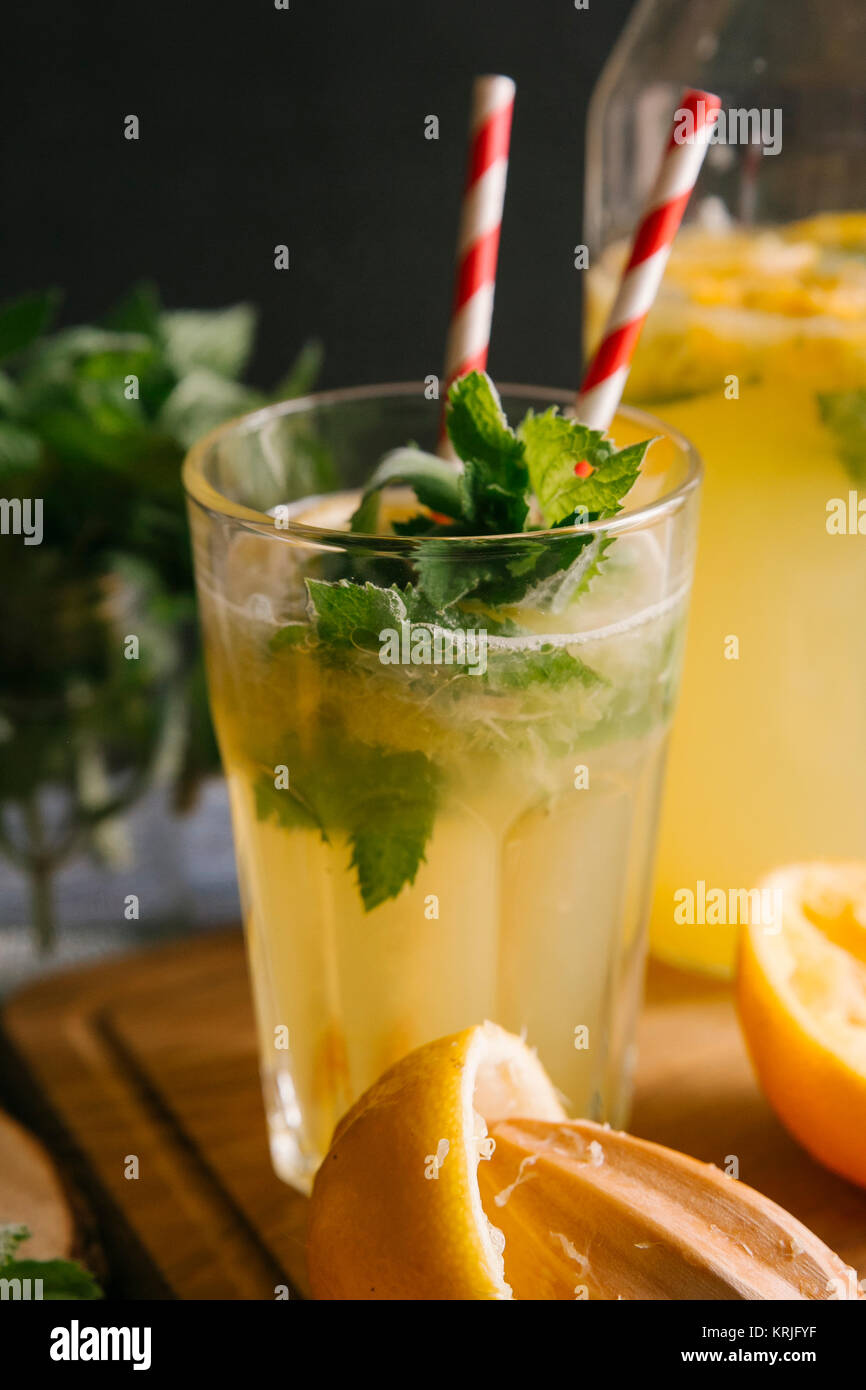 Nahaufnahme von frische Limonade in Glas Stockfoto
