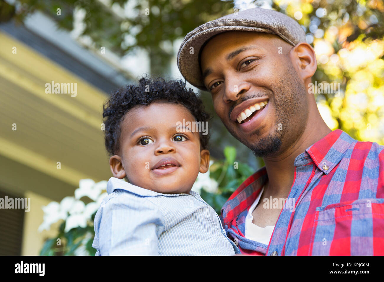 Lächelnd gemischten Rasse Vater Holding baby Sohn Stockfoto