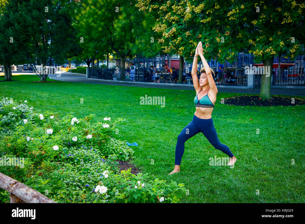 Gemischte Rasse Frau durchführen Yoga im Park Stockfoto