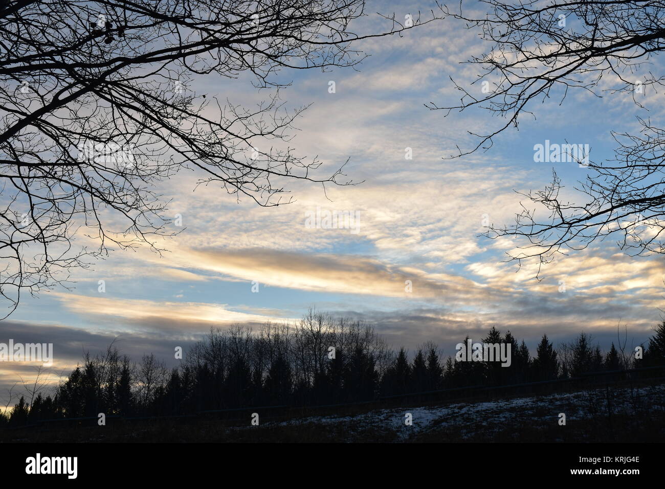 Weiche, flauschige Wolken kurz vor Sonnenuntergang 12 Dezember, 2017 um 4:30 Uhr. Stockfoto