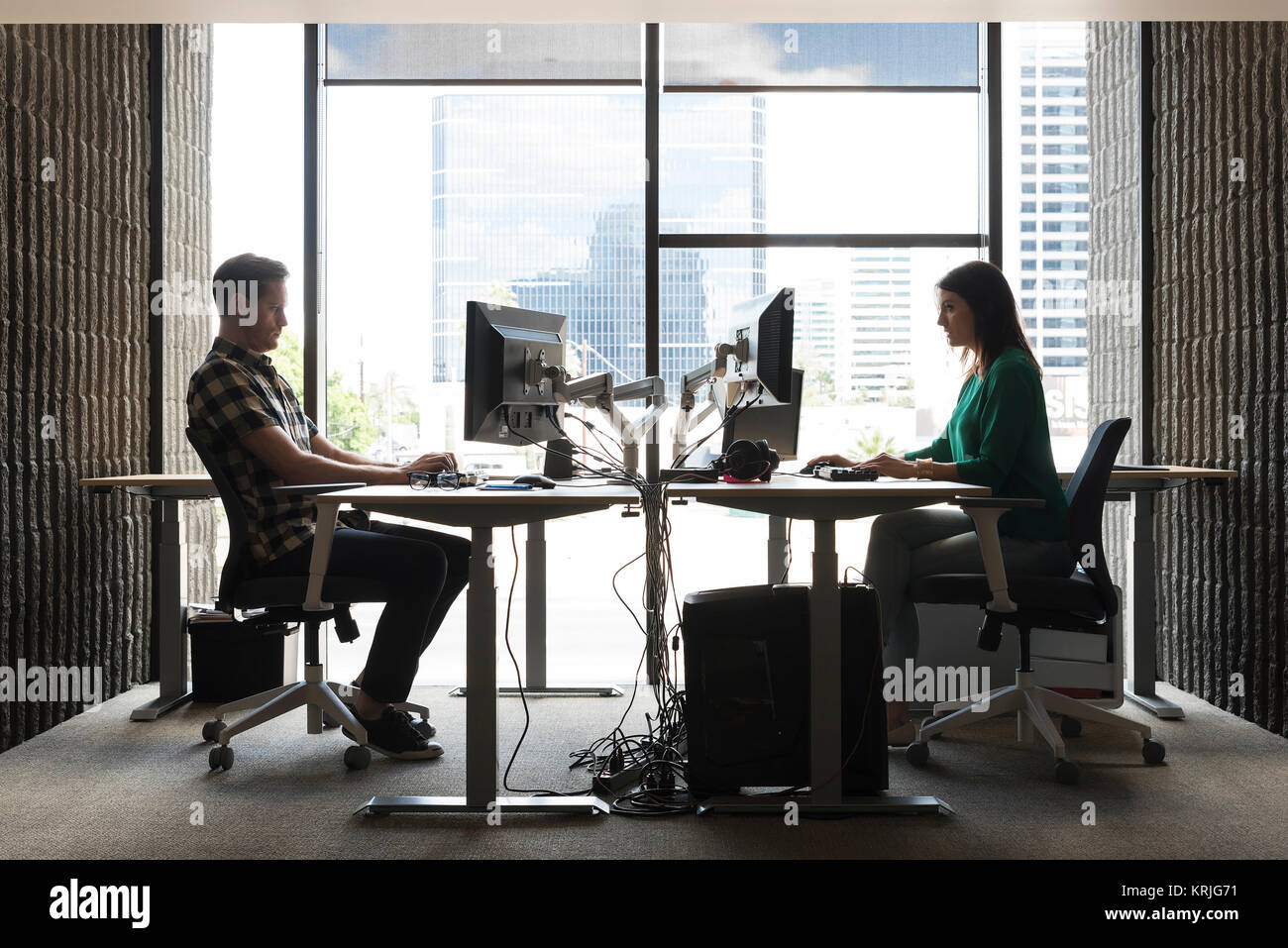 Kaukasische Mann und den Computer im Büro Frau Stockfoto