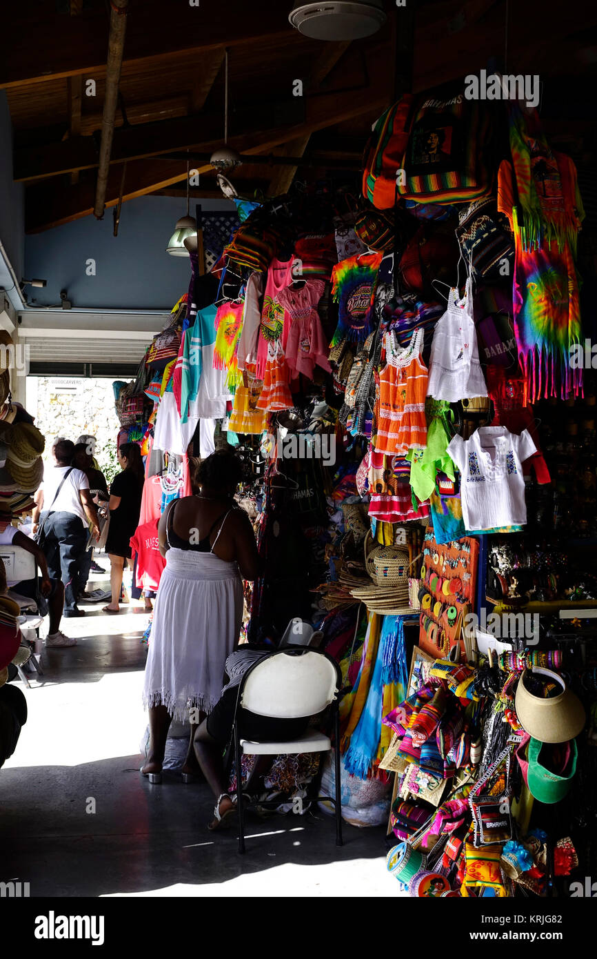 Mitten in der High-end und Boutiquen auf Nassau Bay Street Sie die weltberühmte Straw Market. Es ist home Bahamia zu handgemachten Stockfoto