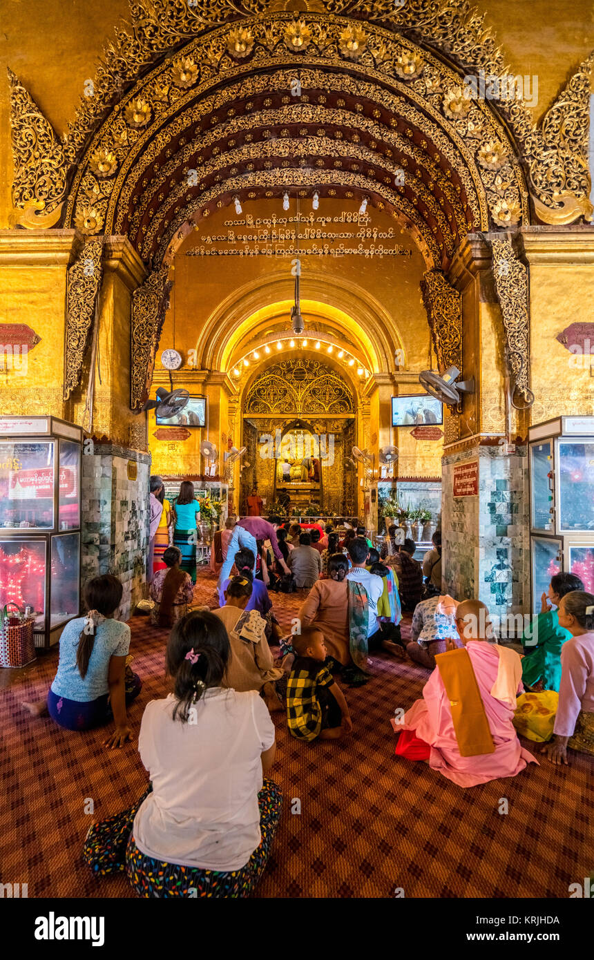 Golden Mahamuni Buddha Tempel. Herrliche Architektur der buddhistische Tempel in Mandalay. Myanmar (Birma) reisen Landschaften und Reiseziele Stockfoto