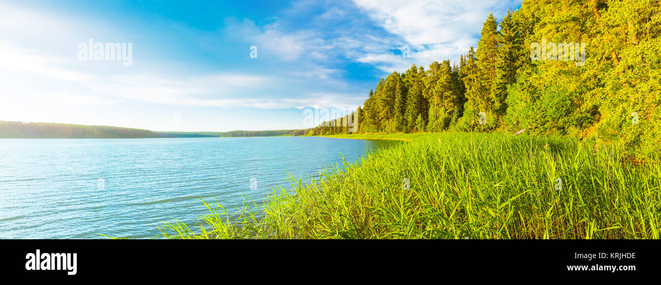 Sonnenuntergang über dem Fluss. Panorama Stockfoto