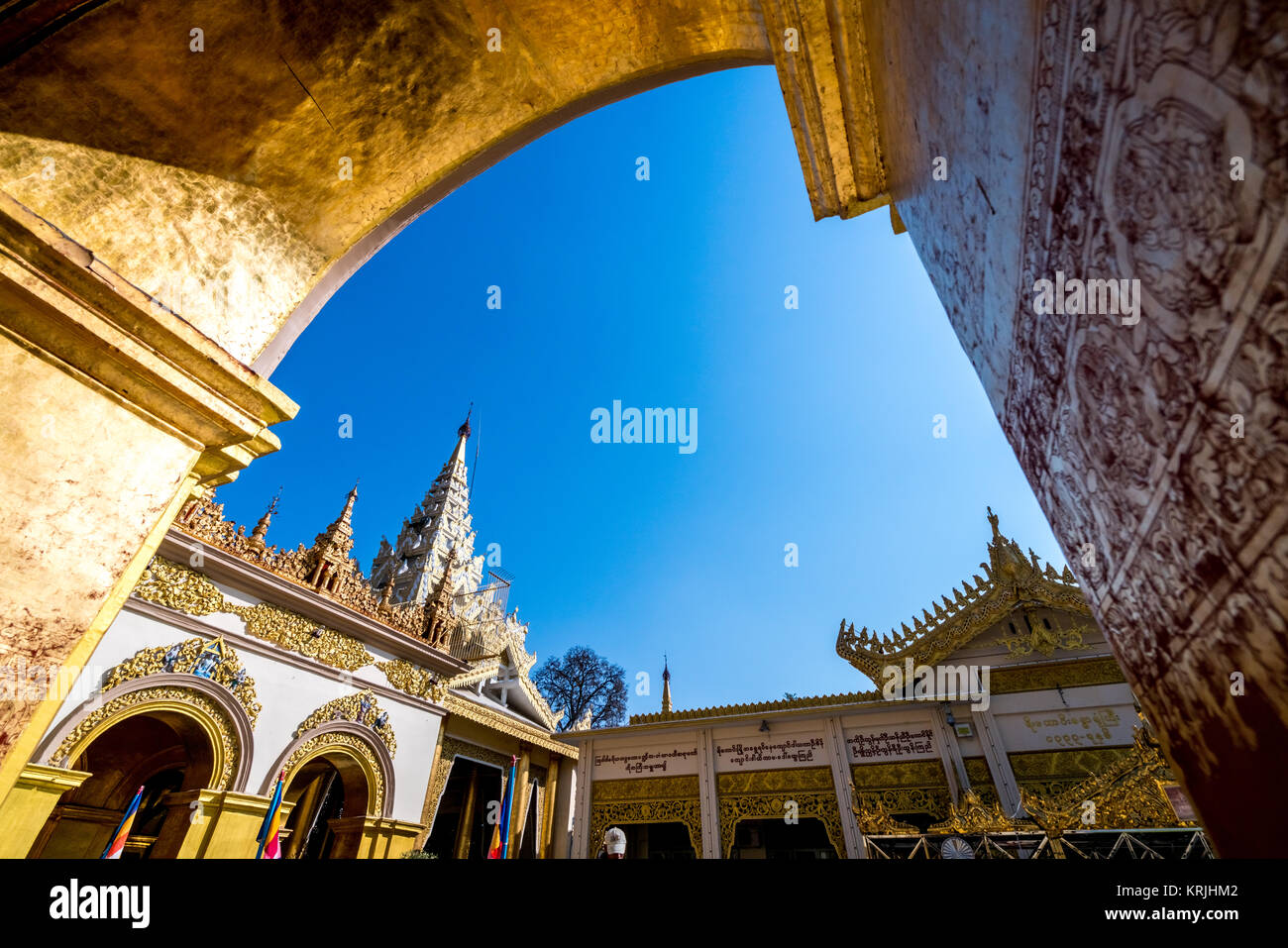 Golden Mahamuni Buddha Tempel. Herrliche Architektur der buddhistische Tempel in Mandalay. Myanmar (Birma) reisen Landschaften und Reiseziele Stockfoto