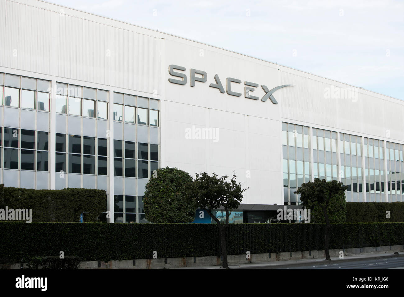 Ein logo Zeichen außerhalb des Hauptsitzes der Space Exploration Technologies Corp., auch als SpaceX, in Hawthorne, Kalifornien, am 10. Dezember 2017 bekannt. Stockfoto