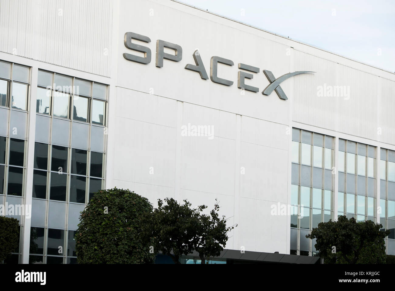 Ein logo Zeichen außerhalb des Hauptsitzes der Space Exploration Technologies Corp., auch als SpaceX, in Hawthorne, Kalifornien, am 10. Dezember 2017 bekannt. Stockfoto