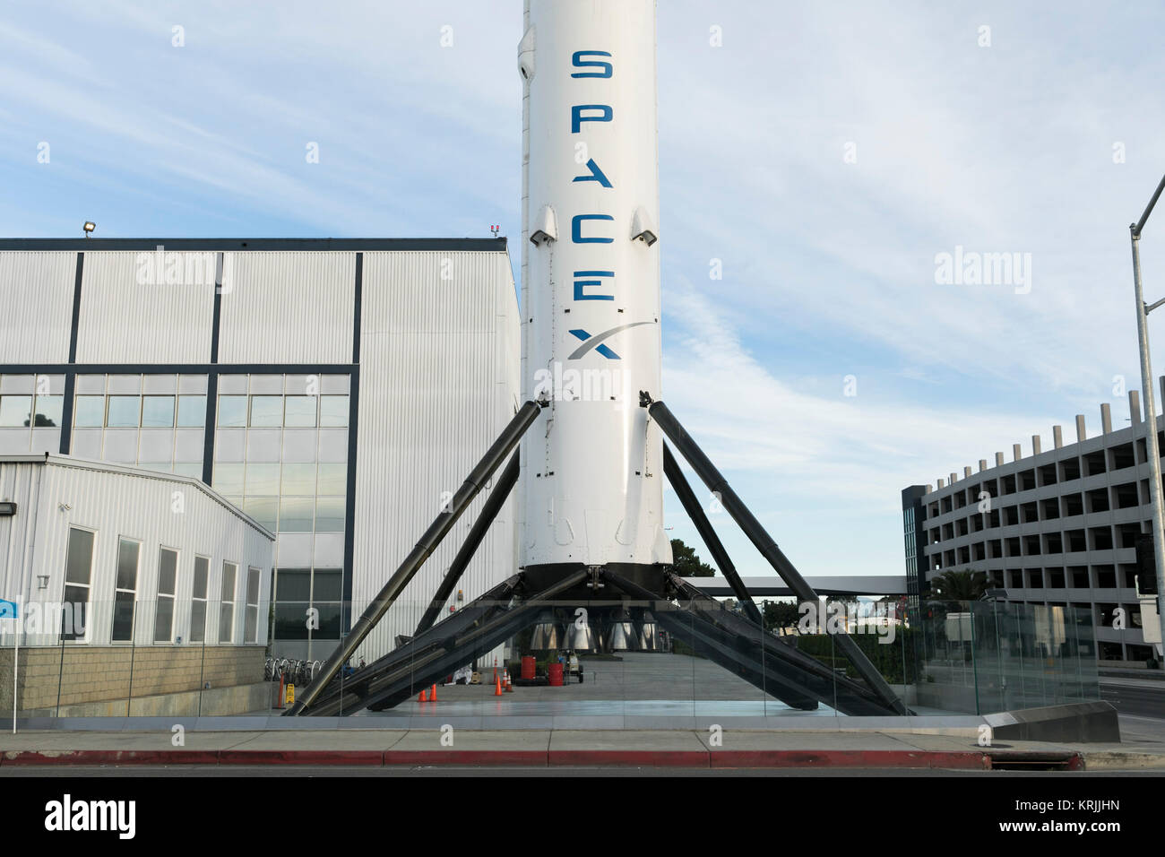 Ein logo Zeichen außerhalb des Hauptsitzes der Space Exploration Technologies Corp., auch als SpaceX bekannt und mit einem Falcon 9 SpaceX Rakete in Hawtho Stockfoto